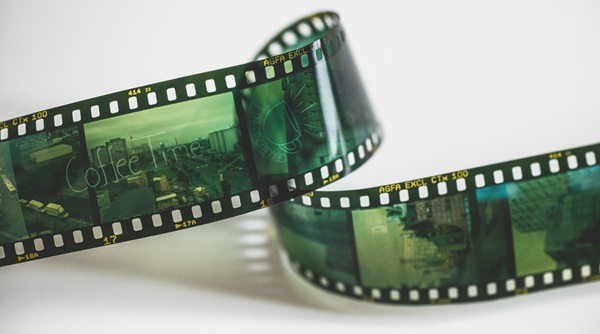 Grønt negativ på hvid baggrund